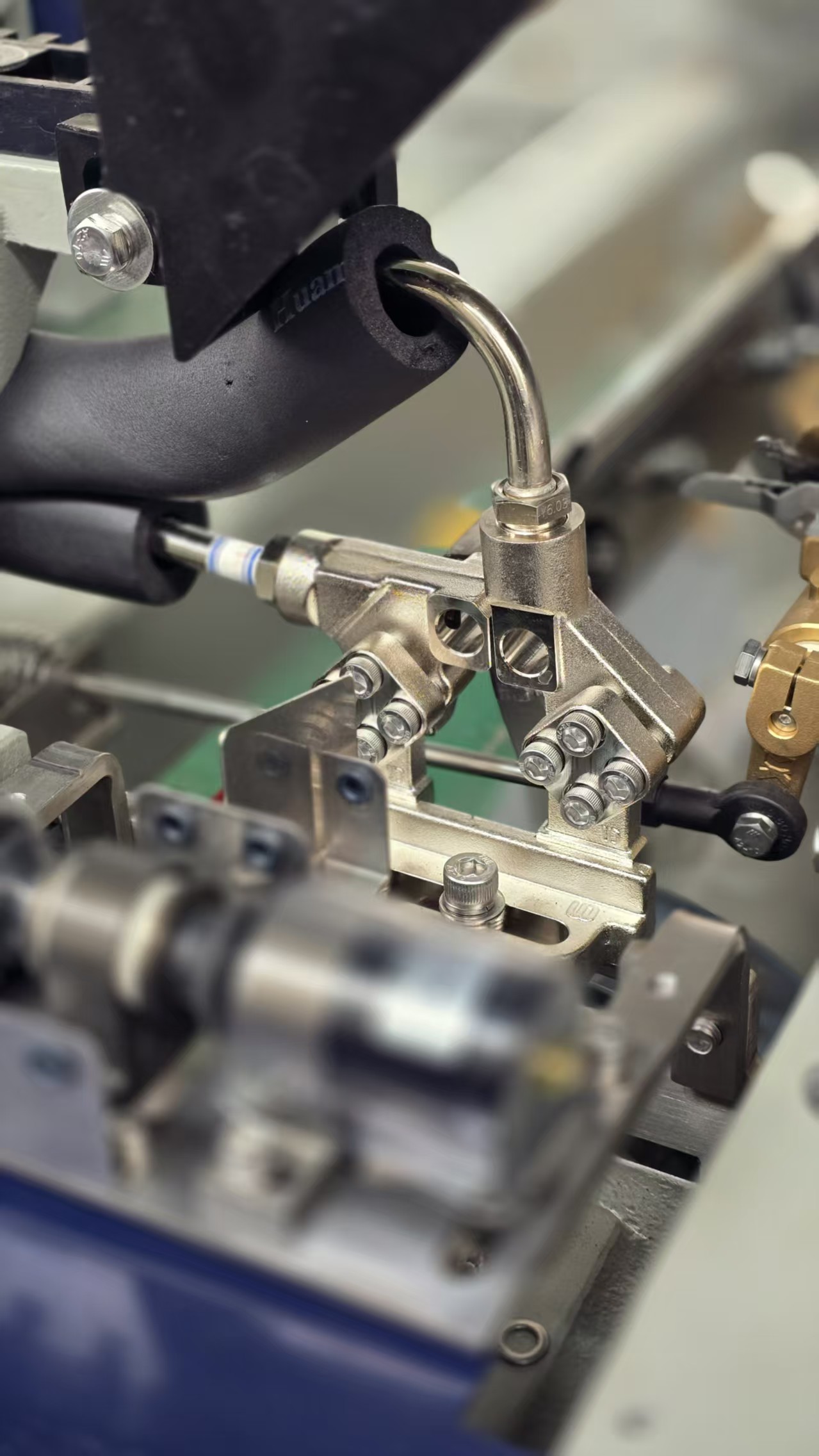 CNC-machined water guide system with ceramic nozzle on JTM-508 water jet loom